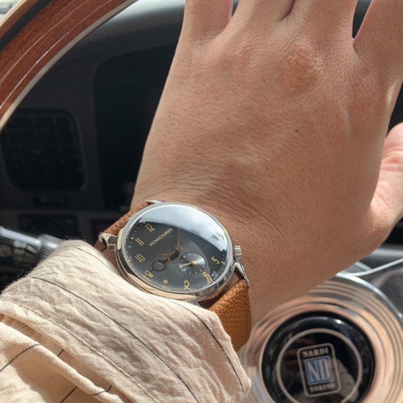 【Now Available for Pre-Order / Shipping Scheduled for Late June】 RESTA R50-001 Automatic Small Seconds Watch – 36mm Black Dial, Gold Hands, High-Domed Sapphire Crystal