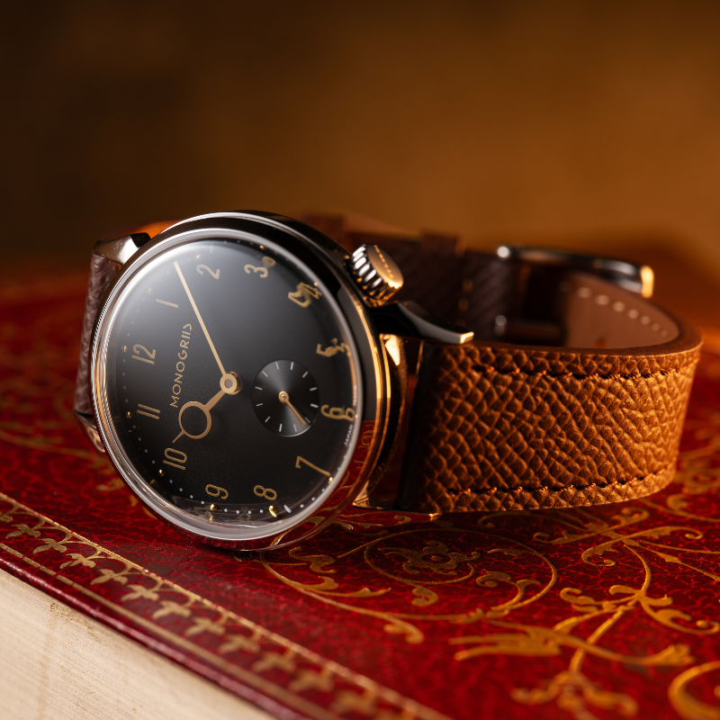 【Now Available for Pre-Order / Shipping Scheduled for Late June】 RESTA R50-001 Automatic Small Seconds Watch – 36mm Black Dial, Gold Hands, High-Domed Sapphire Crystal