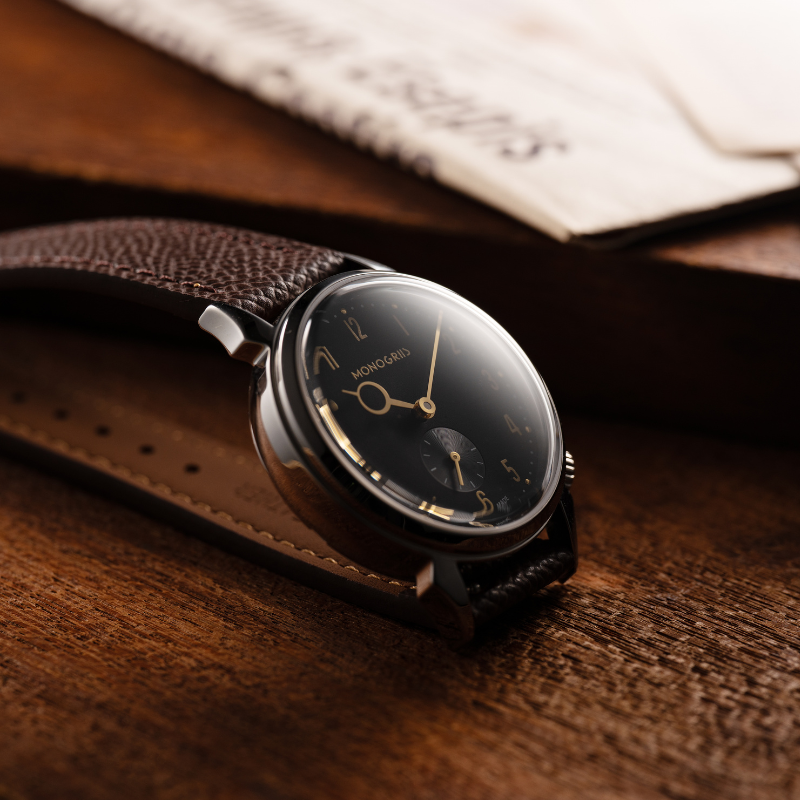 【Now Available for Pre-Order / Shipping Scheduled for Late June】 RESTA R50-001 Automatic Small Seconds Watch – 36mm Black Dial, Gold Hands, High-Domed Sapphire Crystal