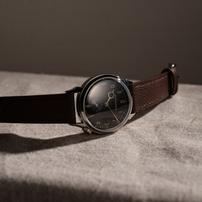 【Now Available for Pre-Order / Shipping Scheduled for Late June】 RESTA R50-001 Automatic Small Seconds Watch – 36mm Black Dial, Gold Hands, High-Domed Sapphire Crystal