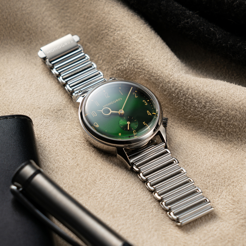 RESTA R50M-001 MIDORI - 翠 - 自動巻きスモールセコンド – 36mm サンレイグリーン文字盤 ゴールド針 ボックス型サファイアクリスタル