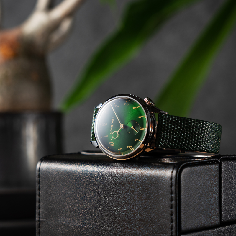 RESTA R50M-001 MIDORI - 翠 - 自動巻きスモールセコンド – 36mm サンレイグリーン文字盤 ゴールド針 ボックス型サファイアクリスタル