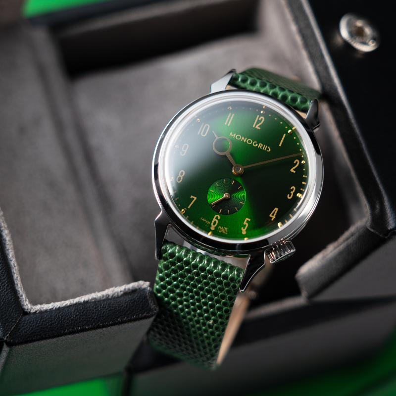 RESTA R50M-001 MIDORI - 翠 - 自動巻きスモールセコンド – 36mm サンレイグリーン文字盤 ゴールド針 ボックス型サファイアクリスタル