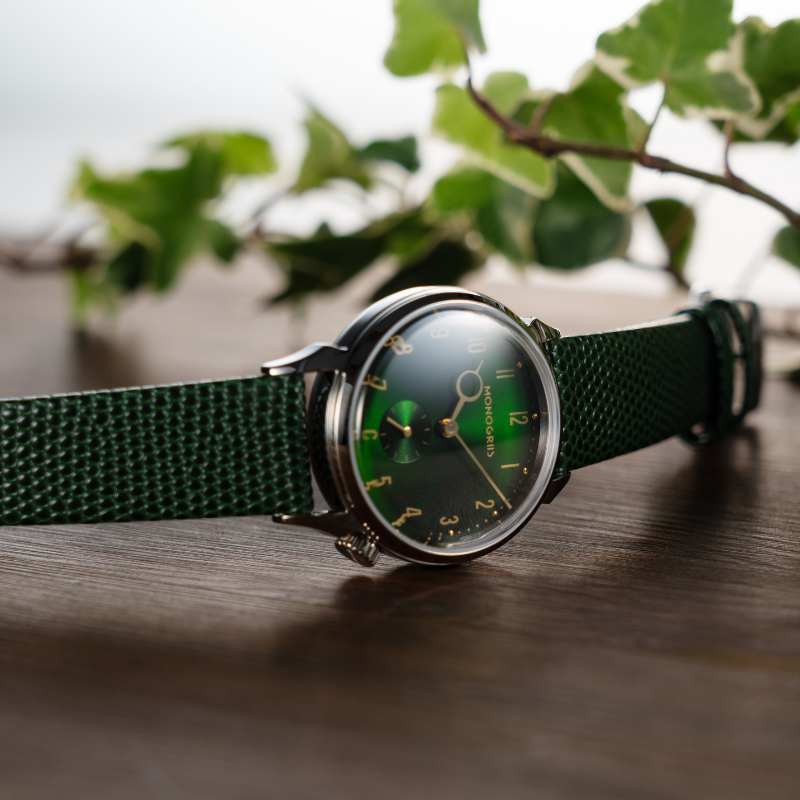 RESTA R50M-001 MIDORI - 翠 - 自動巻きスモールセコンド – 36mm サンレイグリーン文字盤 ゴールド針 ボックス型サファイアクリスタル